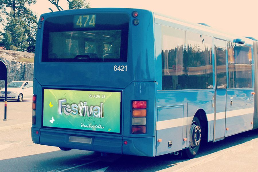 monomeer full color sticker op een bus voor een festival